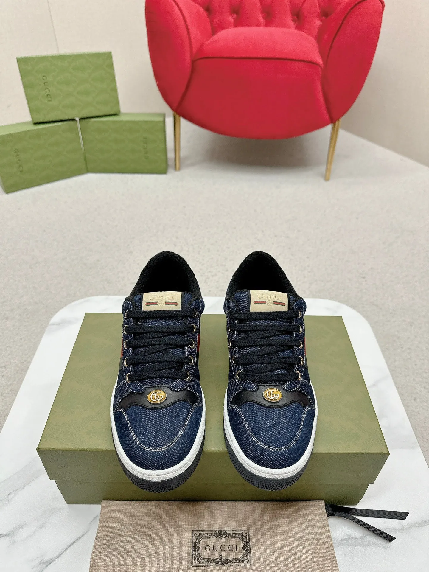 👟👟Ex-factory price 560👟👟 Men’s size +10 Gucci——purchased version GG series distressed dirty shoes-hot style is coming! 9 times out of 10 sales, you will definitely get the money. Ready stock! Spot goods! Spot goods! New colors added - the ultimate version on the market! Purchase the original version and develop it... fabric, material, outsole, and details can be compared at will! Open-mold Swarovski one-to-one replica rhinestone chain...Metal cherry pendant...Metal double G crystal cylindrical mark...Gucci original customized narrow webbing...Super flash series - flash diamond chain. The cherry decoration is detachable and can be changed into two to match with each other to show your personality. Exclusive color-brushed cowhide fabric. Hand-made distressed is very textured and has a sense of luxury! The details of the workmanship can be seen in the drawings, and no line is missed. The original terry cloth is delicate, soft and more comfortable and breathable. The privately stamped two-color original TPU outsole (lower layer is wider, upper layer is narrower). Matching packaging⭐️ Size: Female 35-40 Male 39-44 (Female 41 Male 45 customized)
